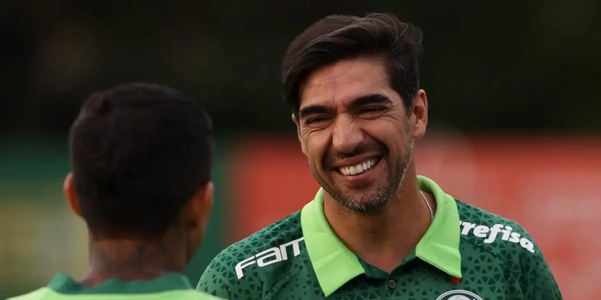 Abel Ferreira, treinador do Palmeiras, sorri durante treino