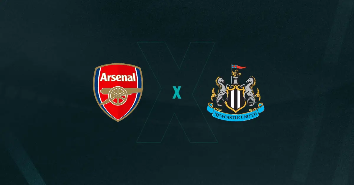 Escudos de Arsenal e Newcastle, que duelam pela Premier League
