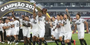 Botafogo levanta taça inédita de campeão da Libertadores