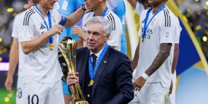Ancelotti ergue a taça de campeão após Real Madrid vencer o Pachuca 