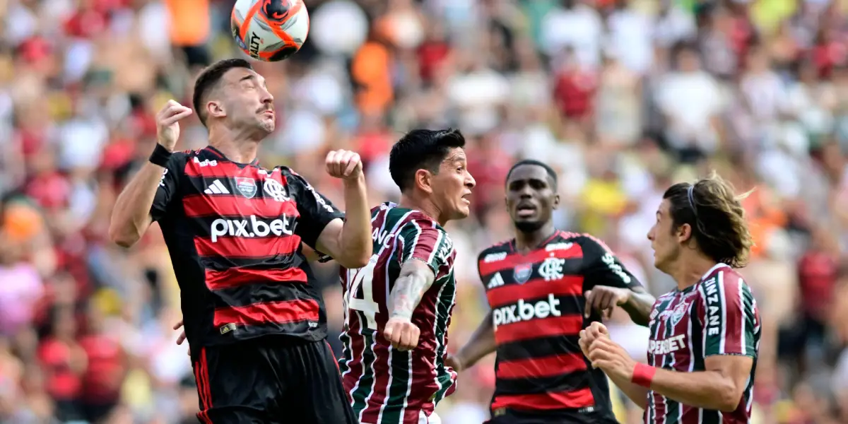 Jogadores de Flamengo e Fluminense jogam no estádio do Maracanã pelo Campeonato Carioca
