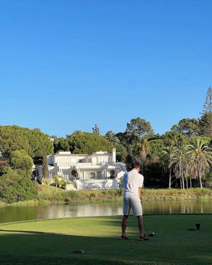 Gasly jogando golfe no Algarve