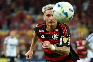 Jogador Guilhermo Varela, do Flamengo, em jogo contra o Central Córdoba