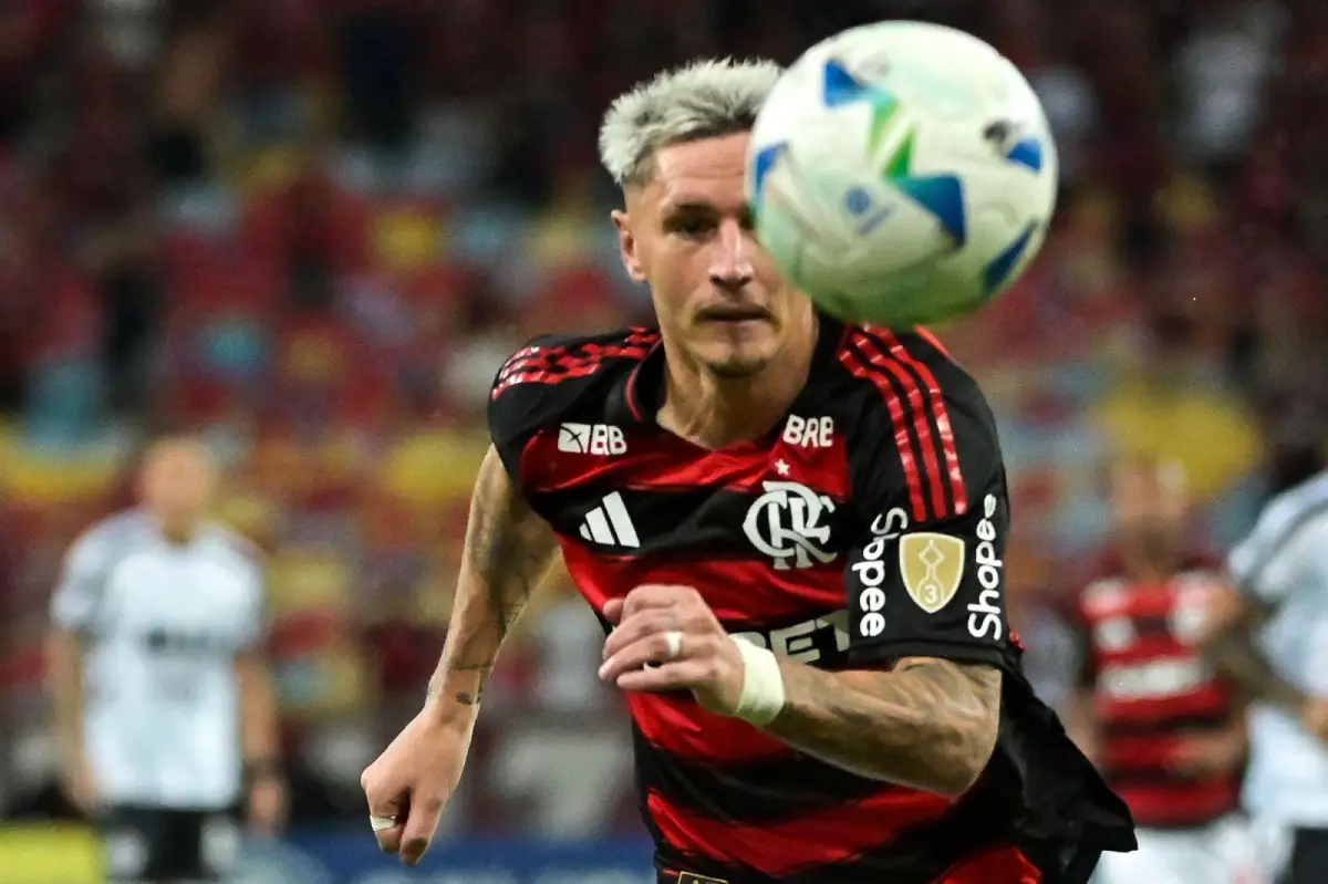 Jogador Guilhermo Varela, do Flamengo, em jogo contra o Central Córdoba