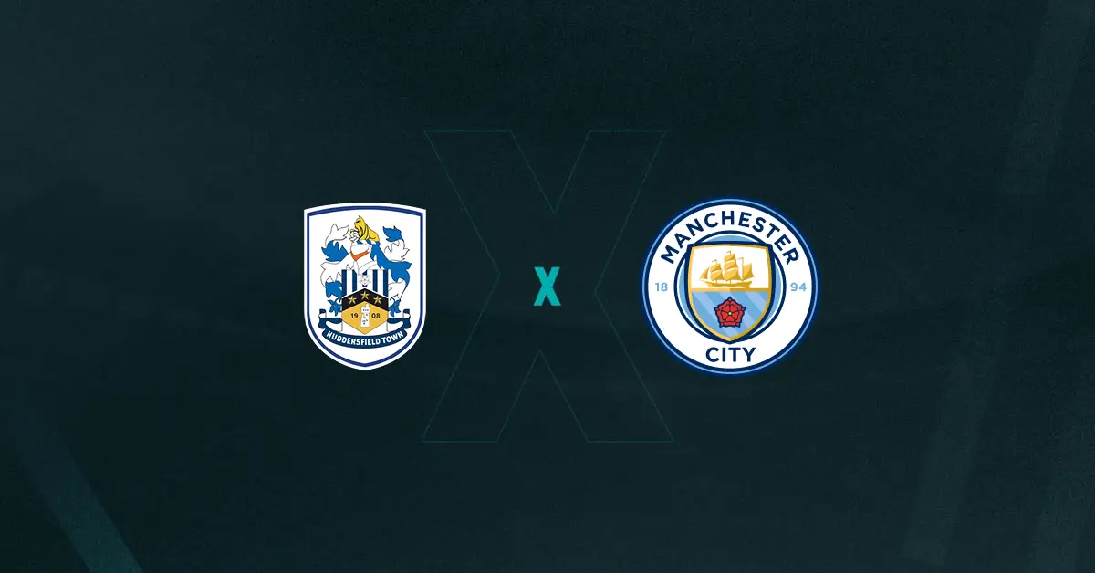 Escudos de Huddersfield Town x Manchester City, que se enfrentam pela Copa da Liga Inglesa