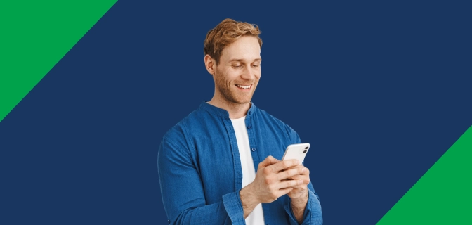 imagem mostra homem sorrindo ao utilizar o smartphone