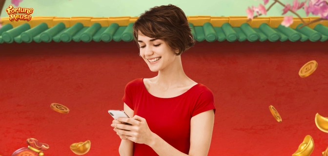 Imagem mostra mulher sorrindo enquanto segura smartphone