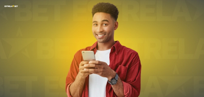 Imagem mostra homem sorrindo ao utilizar um smartphone