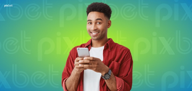 Imagem mostra um homem sorrindo ao utilizar um smartphone