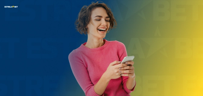 Imagem mostra uma mulher sorrindo ao utilizar um smartphone