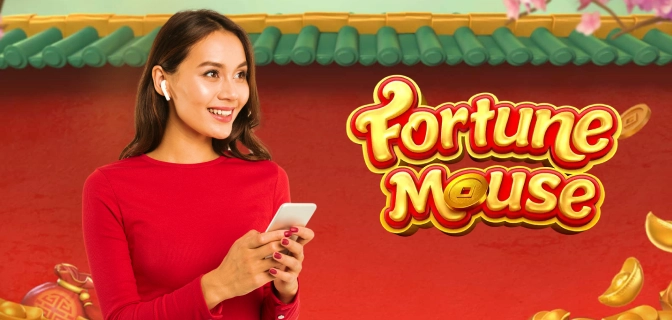 Imagem mostra mulher sorrindo enquanto segura smartphone ao lado da logomarca do jogo Fortune Mouse