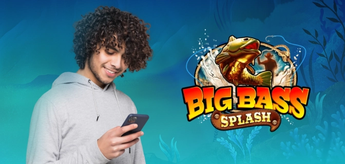 Imagem mostra homem sorrindo ao utilizar um smartphone ao lado da logomarca do jogo Big Bass Splash