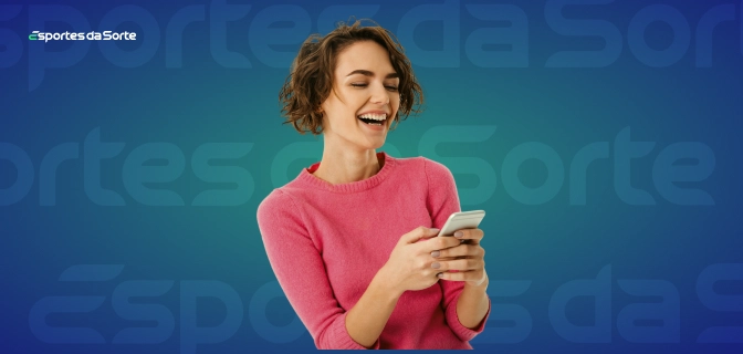 imagem mostra mulher sorrindo ao utilizar um smartphone