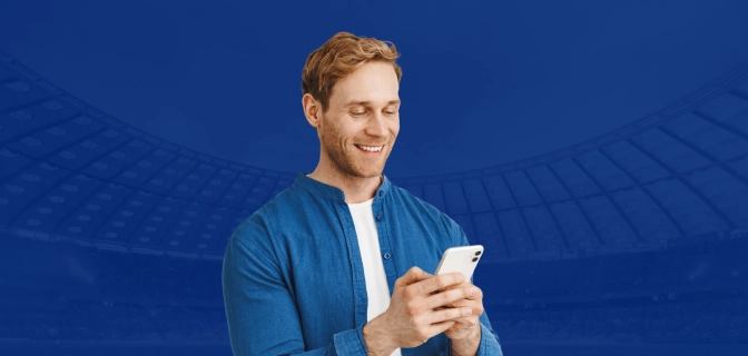 imagem mostra homem sorrindo ao utilizar um smartphone