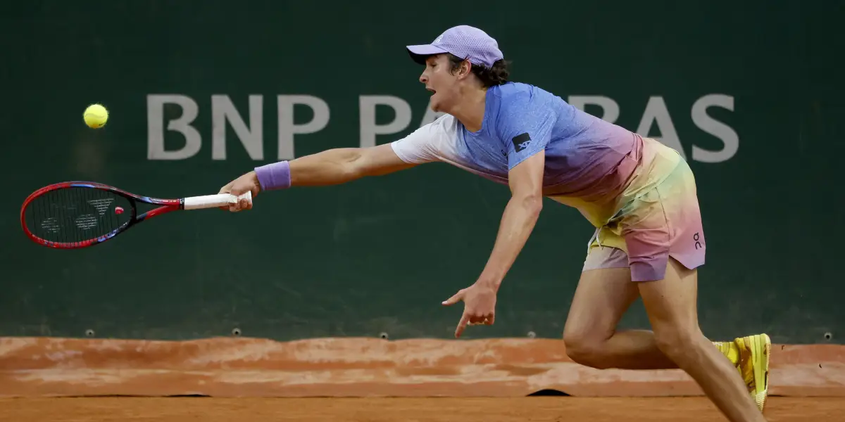 João Fonseca faz sua estreia nas quadras de Roland Garros com uniforme colorido