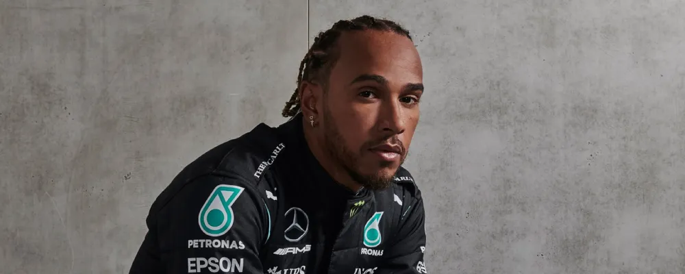 Fã de Senna, Hamilton pilotará MP4/5B em Interlagos