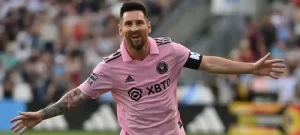Lionel Messi celebra gol com a camisa do Inter Miami