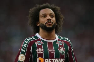 Marcelo é ovacionado pela torcida do Fluminense em retorno