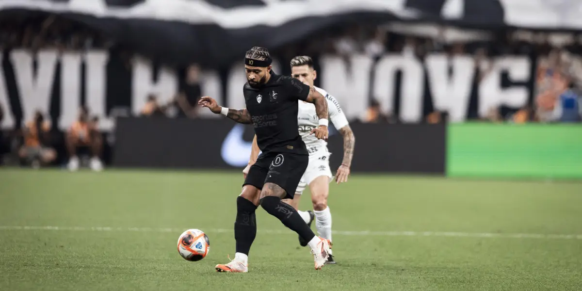 Memphis Depay, jogador do Corinthians, domina bola em jogo contra o Santos pelo Campeonato Paulista