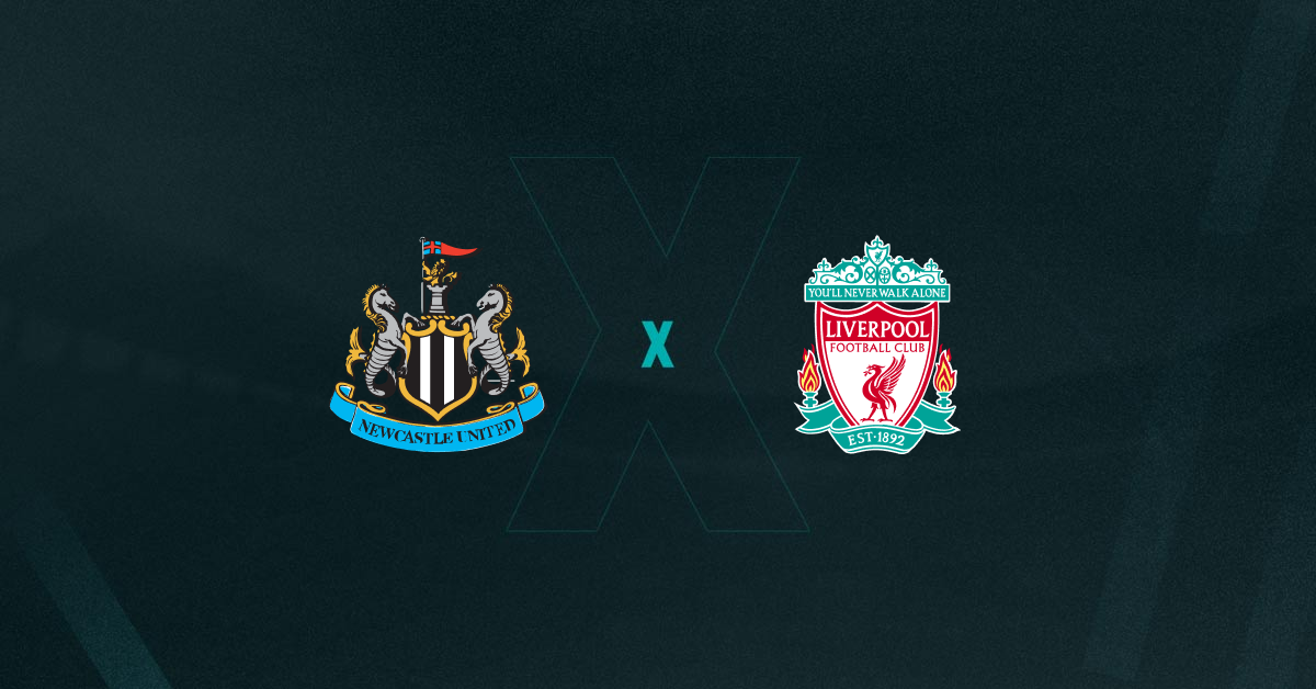 Escudos de Newcastle e Liverpool, que duelam pela Premier League