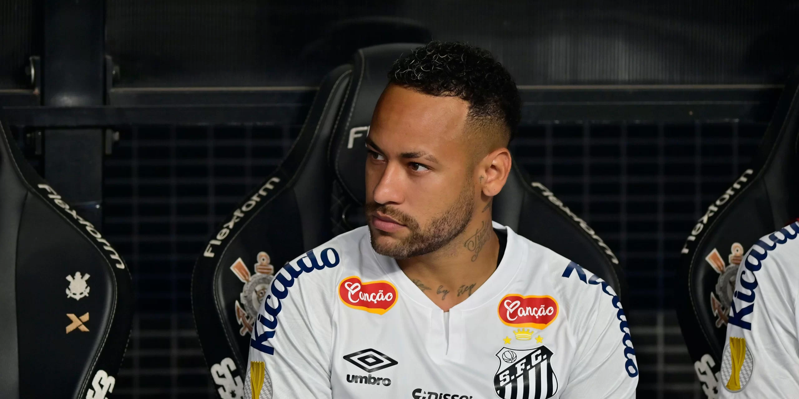 Neymar assiste ao jogo do Santos do banco de reservas