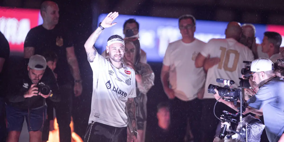 Neymar é ovacionado ao ser reapresentado no Santos