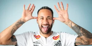 Neymar faz careta em ensaio com a camisa do Santos