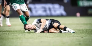 Rodrigo Garro cai lesionado no gramado