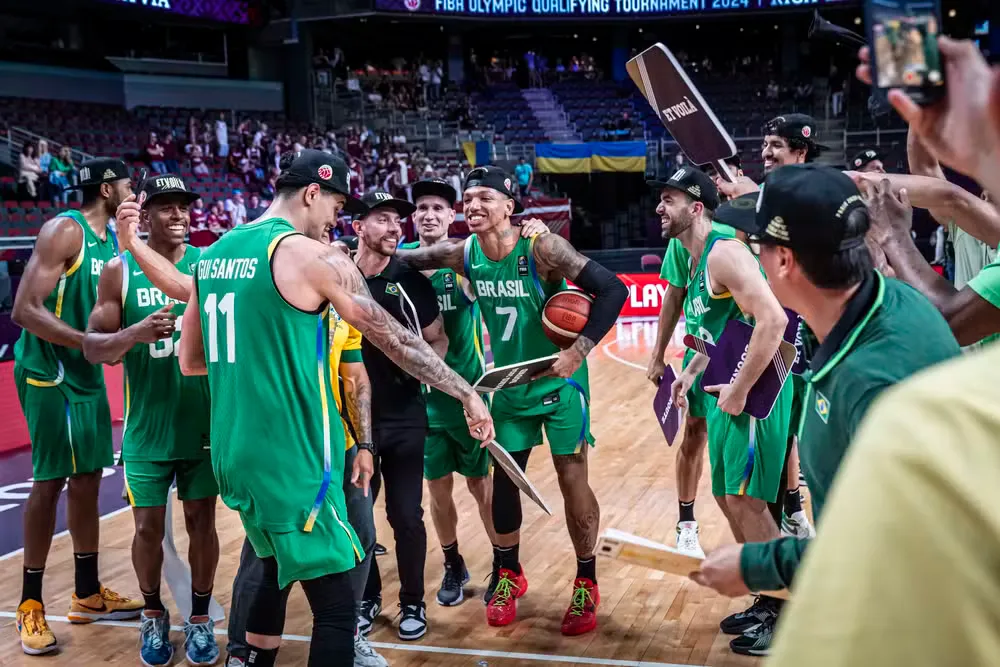 Seleção brasileira de basquete celebra vaga olímpica em Paris 2024