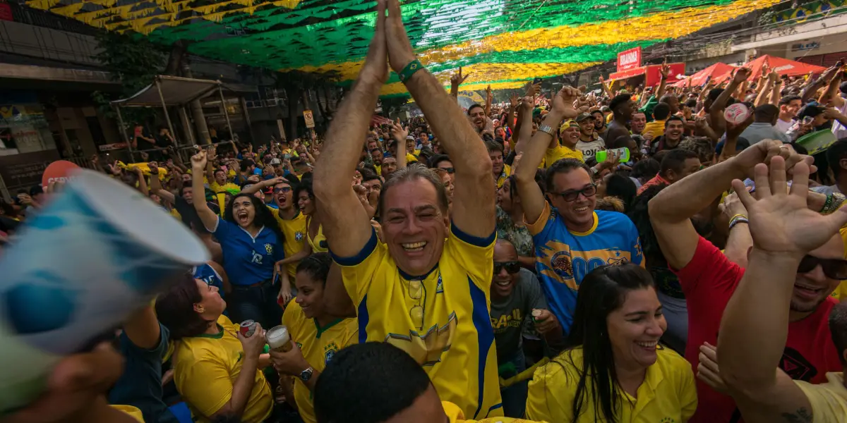 Torcedores vibram com jogo da Costa Rica