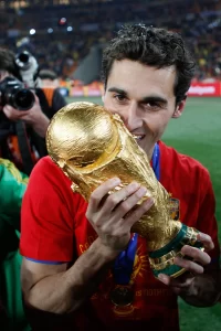 Álvaro Arbeloa com a taça da Copa do Mundo de 2010 pela Espanha