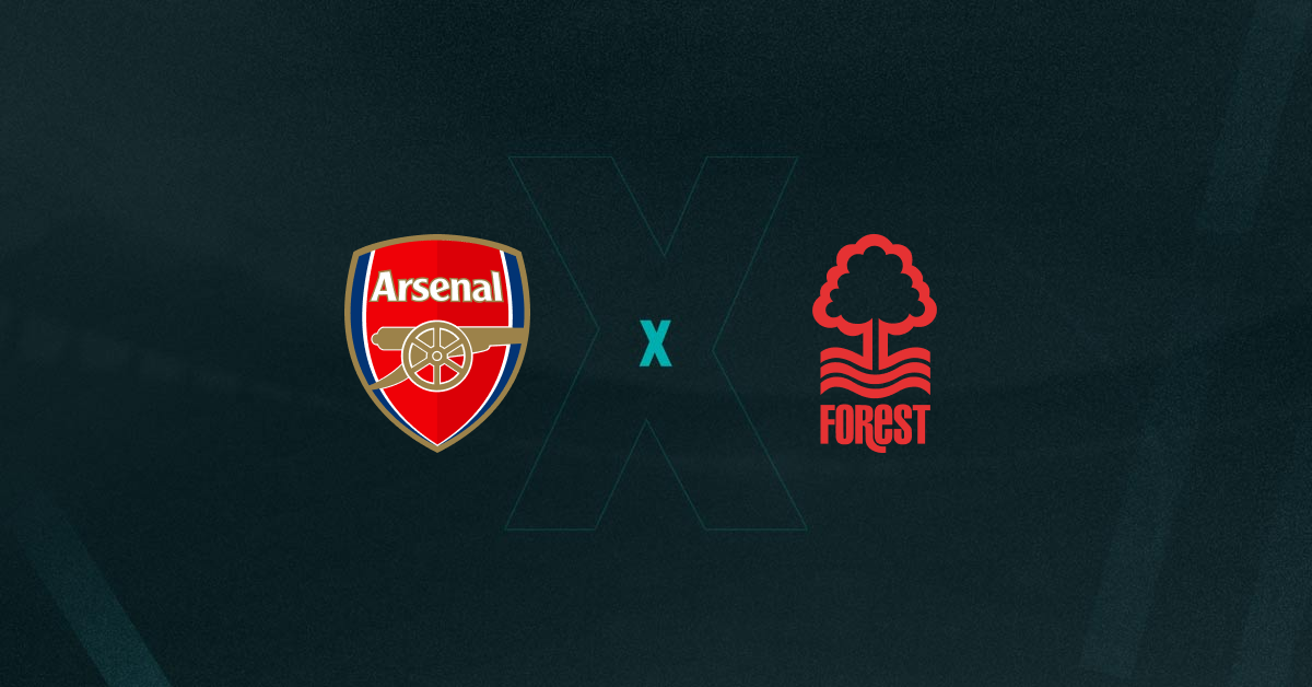 Escudos de Arsenal e Nottingham Forest, que se enfrentam pela Premier League