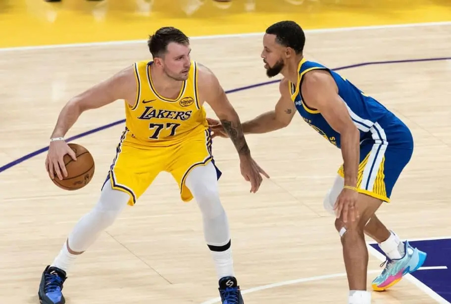 Luka Doncic e Stephen Curry em ação pela NBA