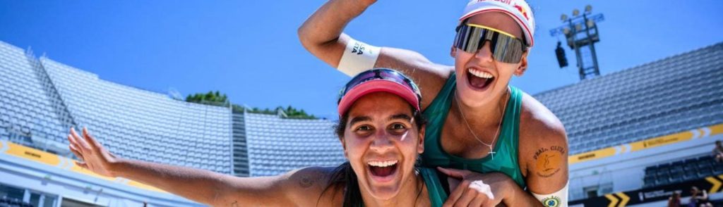 Duda e Ana Patrícia são campeãs mundiais — Foto: Divulgação/FIVB