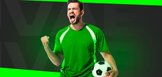 Imagem mostra jogador segurando uma bola de futebol enquanto comemora