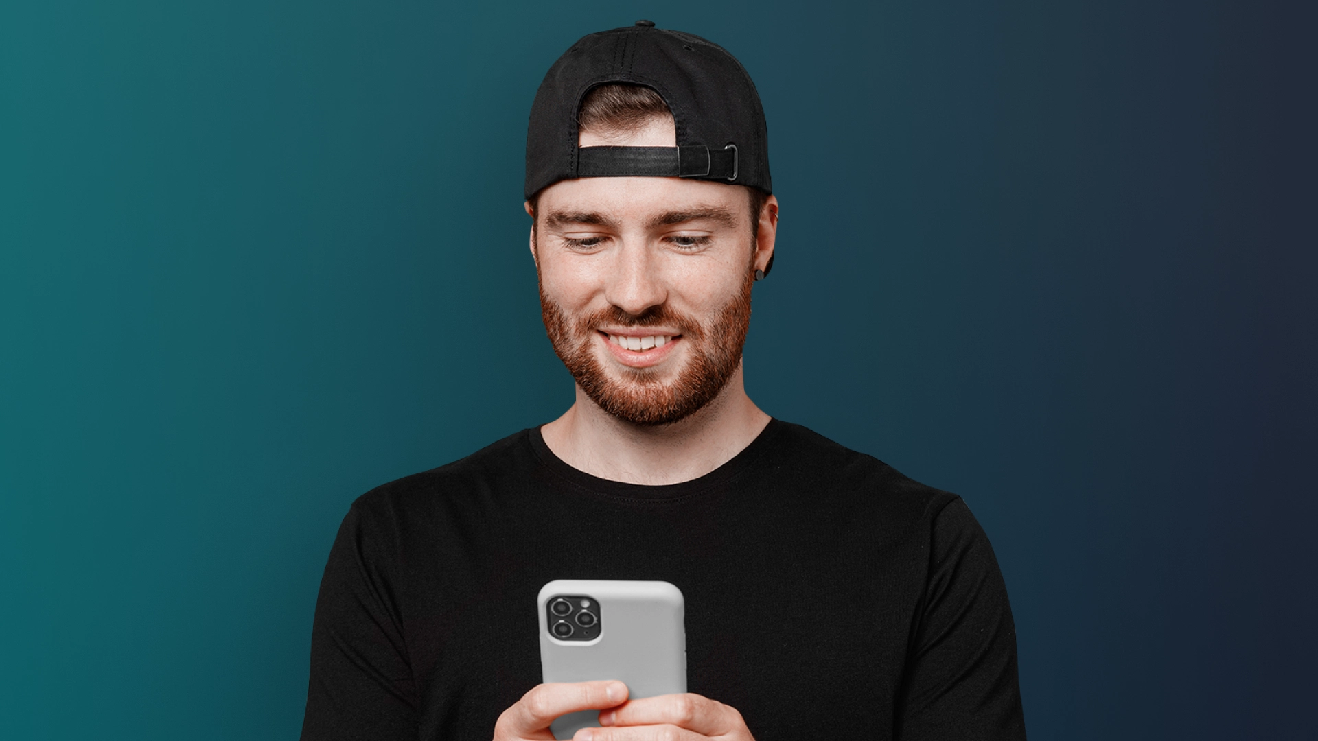 Imagem mostra homem sorrindo ao utilizar um celular