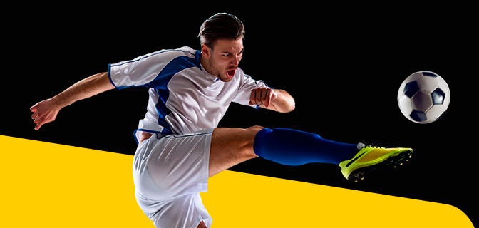 imagem mostra jogador de futebol chutando com intensidade uma bola.