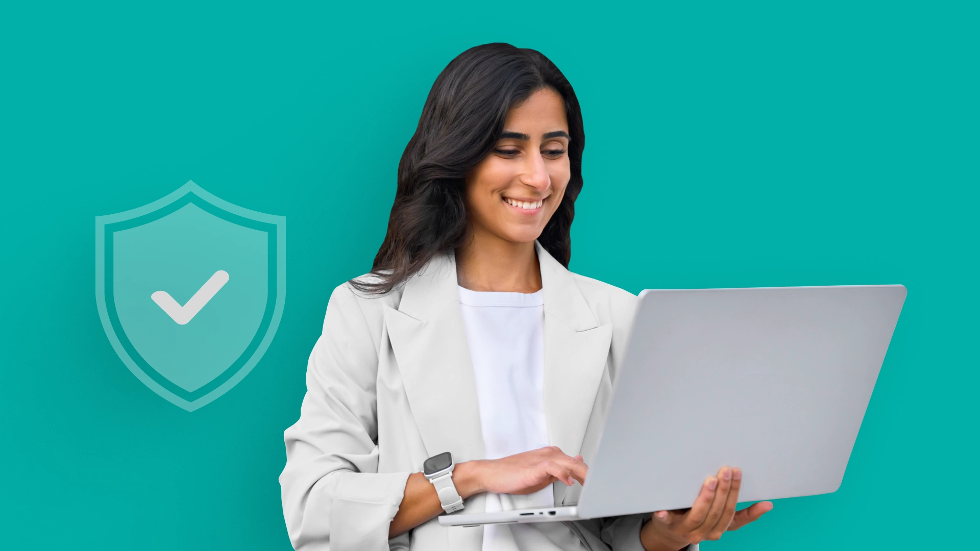 Imagem mostra mulher sorrindo ao utilizar um notebook