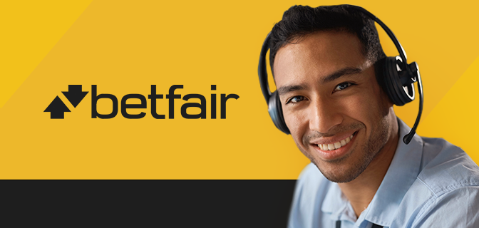 imagem mostra um atendente sorrindo com fone de ouvido. Ao lado, a logomarca da Betfair.