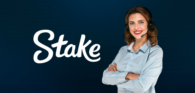imagem mostra atendente sorrindo e apontando para a logomarca da Stake.