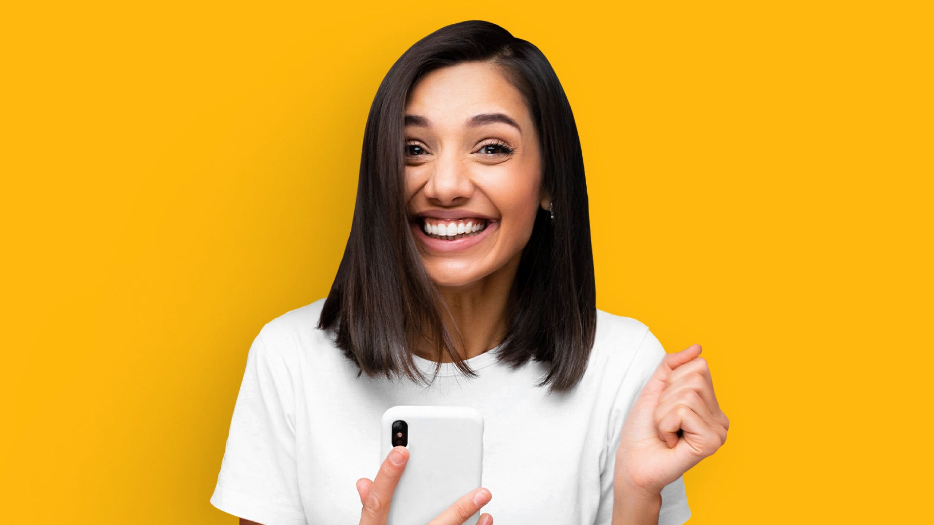 imagem mostra mulher sorrindo ao utilizar um celular