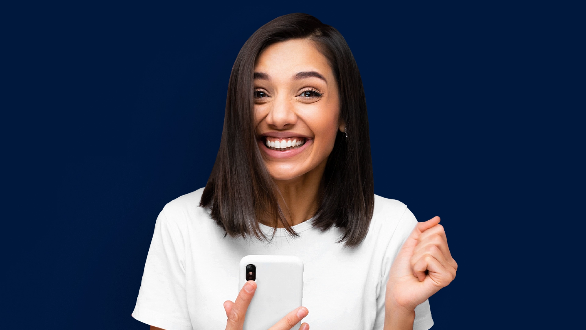 imagem mostra mulher sorrindo ao utilizar um celular