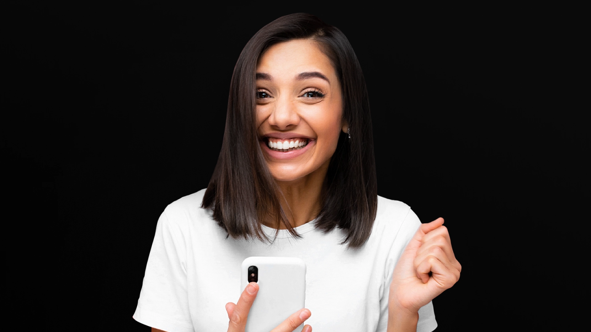 Imagem mostra mulher sorrindo ao utilizar um celular