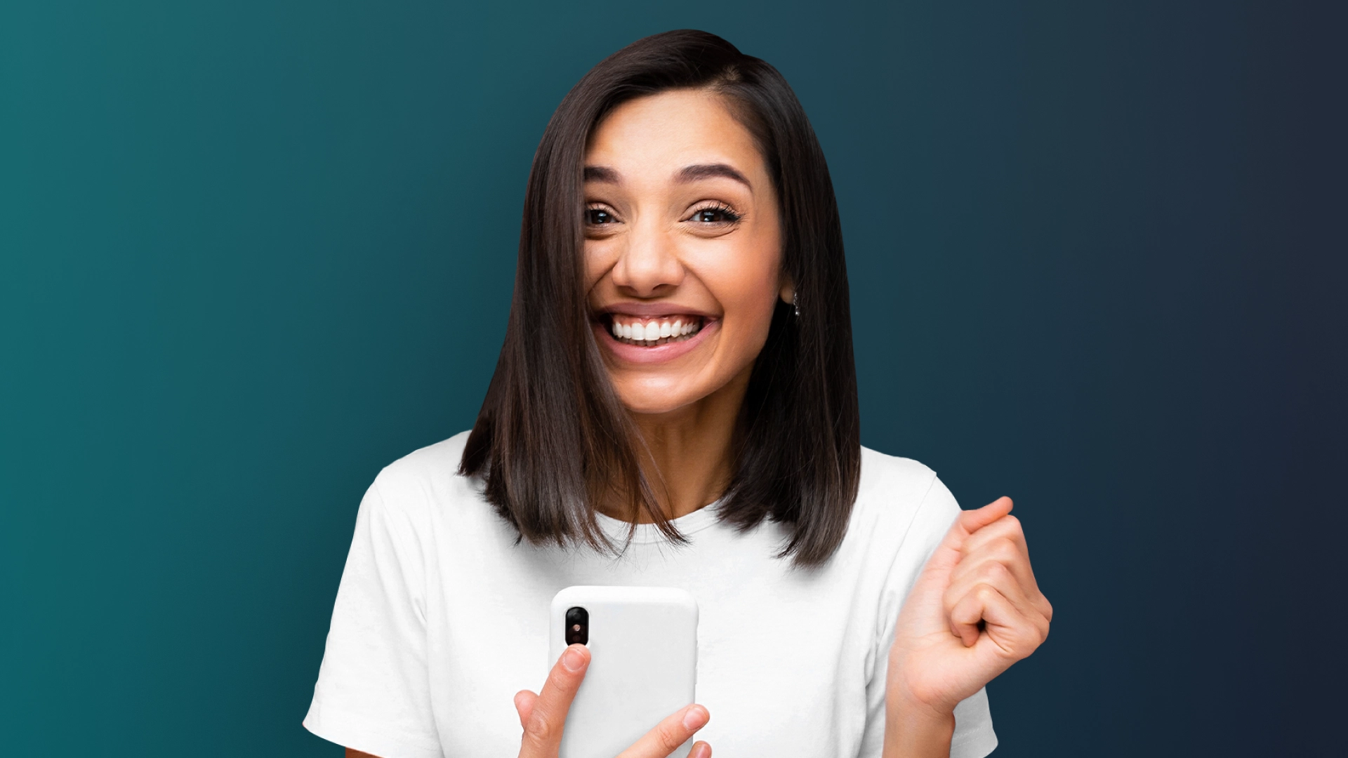 Imagem mostra mulher sorrindo ao utilizar um celular