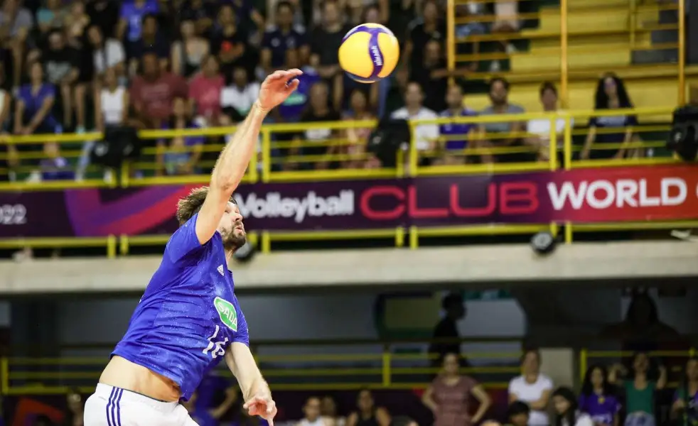 Lucão, central do Cruzeiro no saque