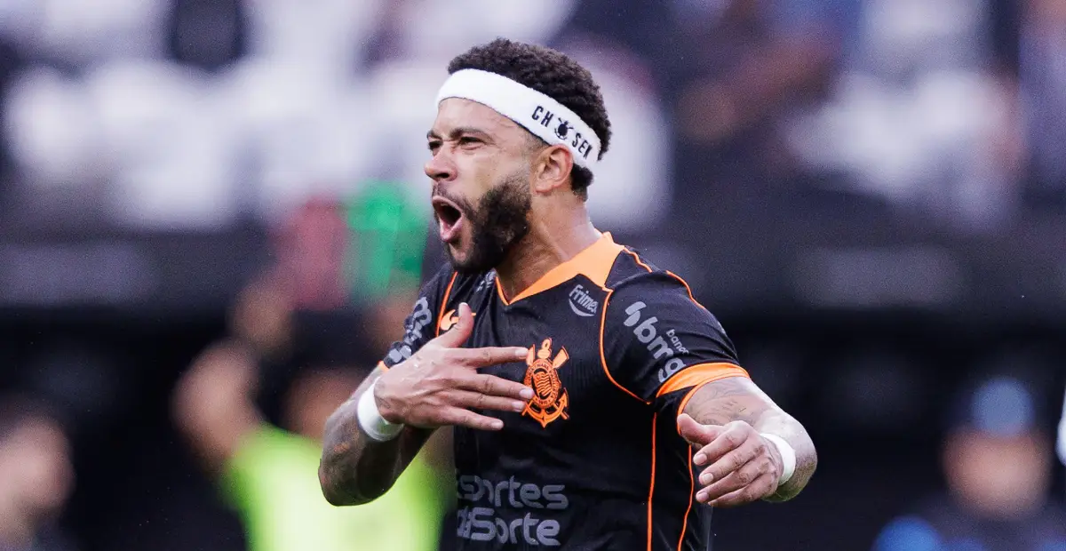 Memphis Depay durante comemoração de gol pelo Corinthians