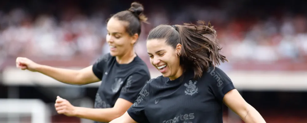 Milene e Gabi Portilho celebram gol